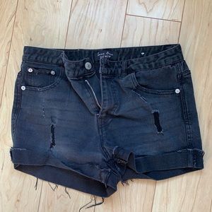 black distressed jean shorts,